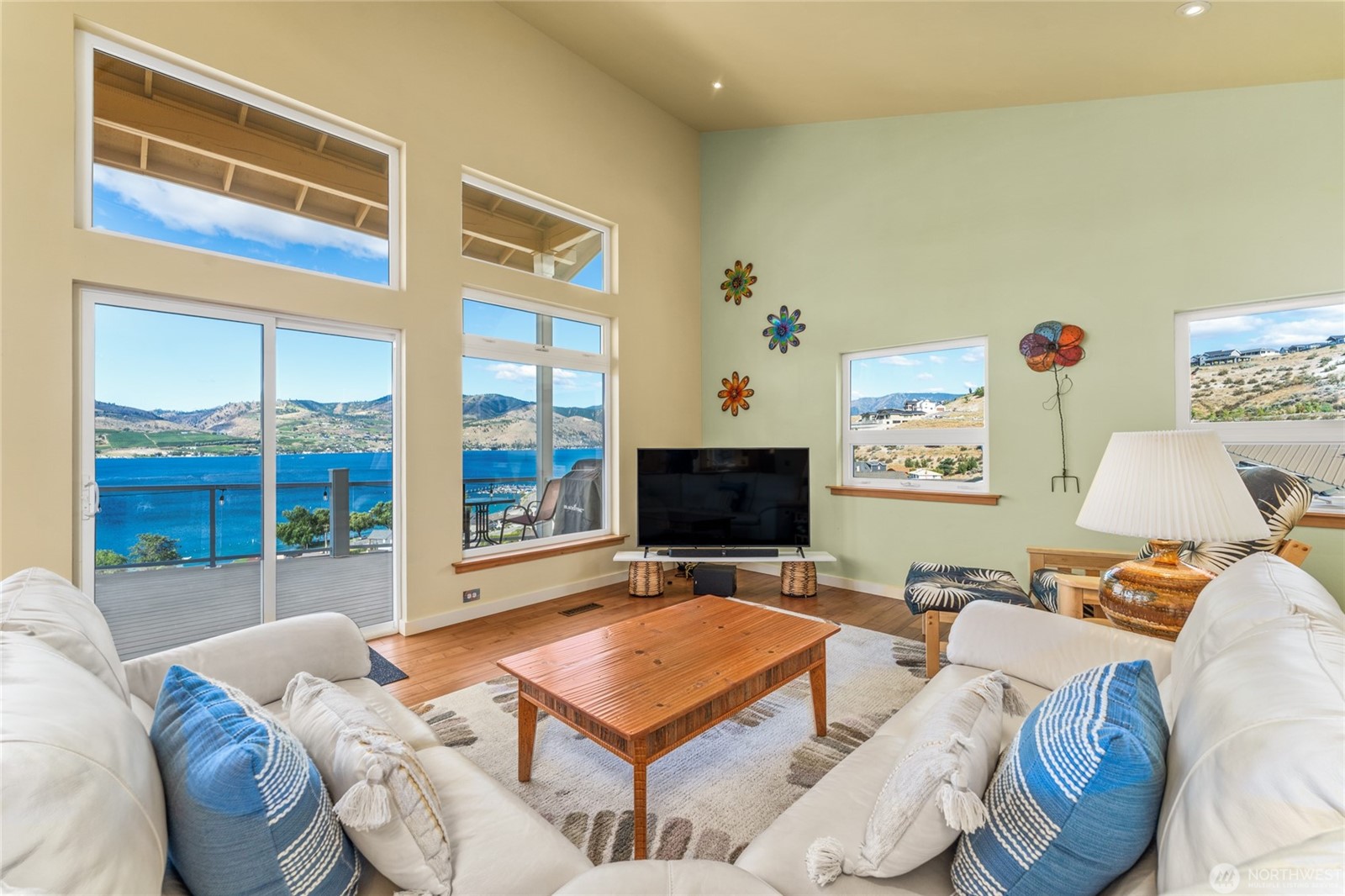 106 Eldorado Place Lake Chelan Living Room